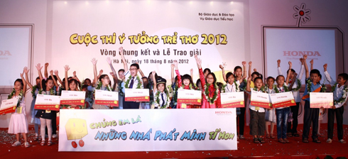 Các em nhỏ đoạt giải trong cuộc thi Ý tưởng Trẻ thơ 2012.