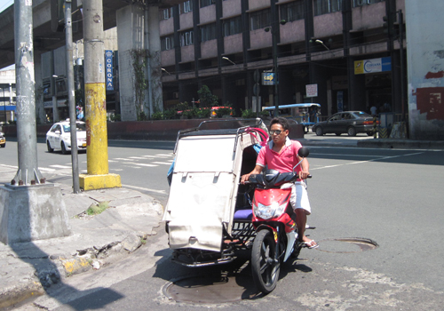 Một chiếc Honda có gắn thêm bánh giống sidecar