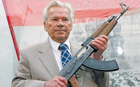 Mikhail Kalashnikov cùng khẩu súng trường AK-47 do ông thiết kế. Ảnh: Telegraph.