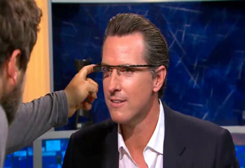 Phó thống đốc bang California Gavin Newsom được Google mời đeo thử kính Project Glass.